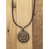 Amulett ‚Kreis der Kraft‘ – Handgemachte Nussbaum-Halskette